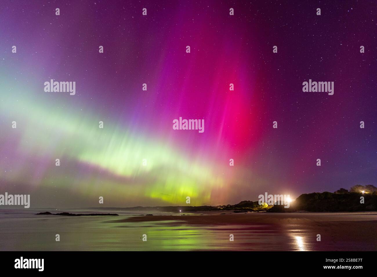 La splendida aurora australe (aurora australis) mette in mostra Dunedin, regione di Otago, nuova Zelanda. Foto Stock