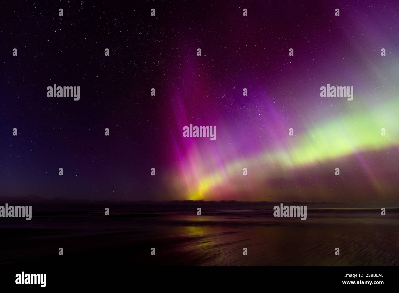 La splendida aurora australe (aurora australis) mette in mostra Dunedin, regione di Otago, nuova Zelanda. Foto Stock
