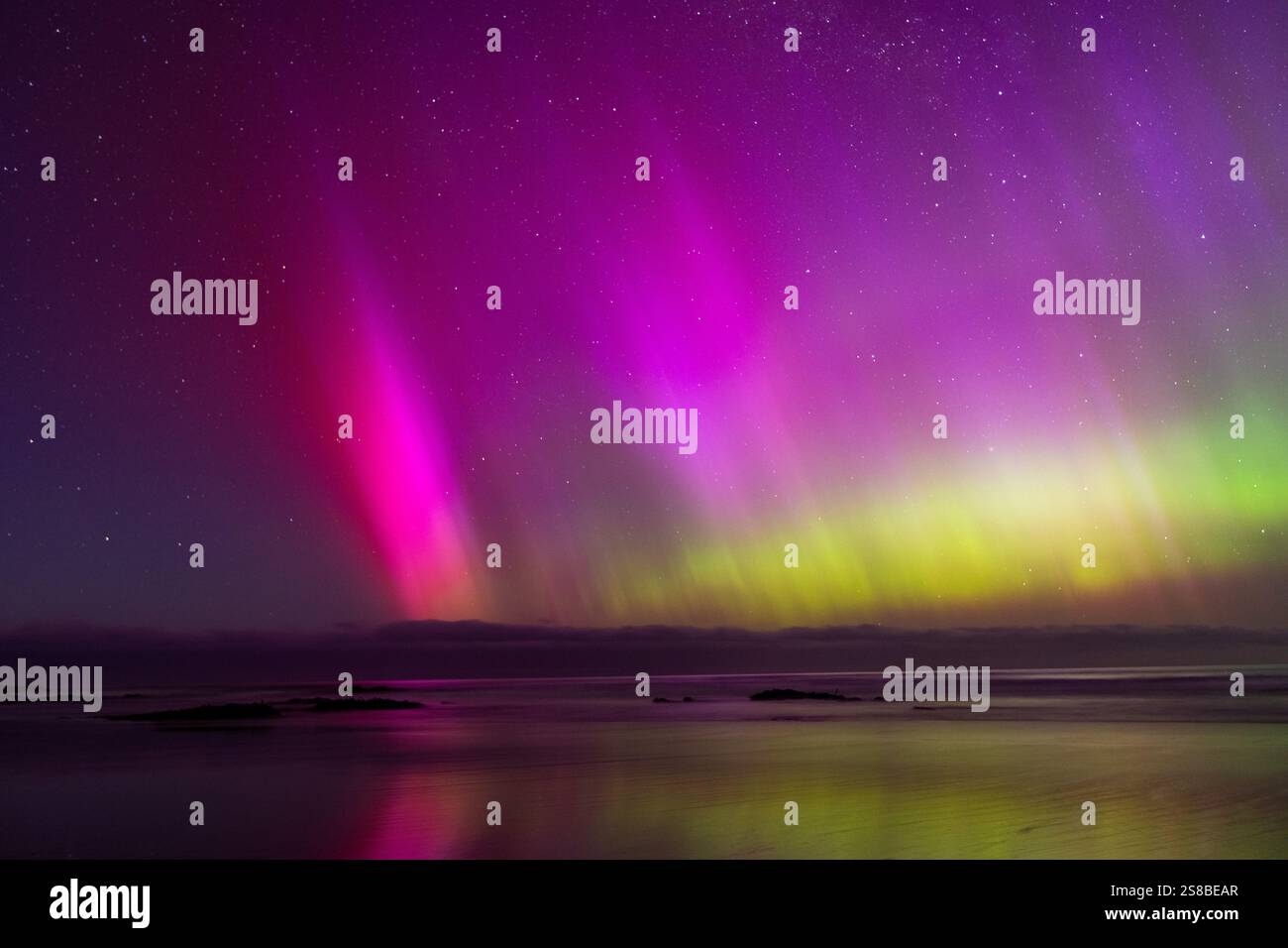 La splendida aurora australe (aurora australis) mette in mostra Dunedin, regione di Otago, nuova Zelanda. Foto Stock