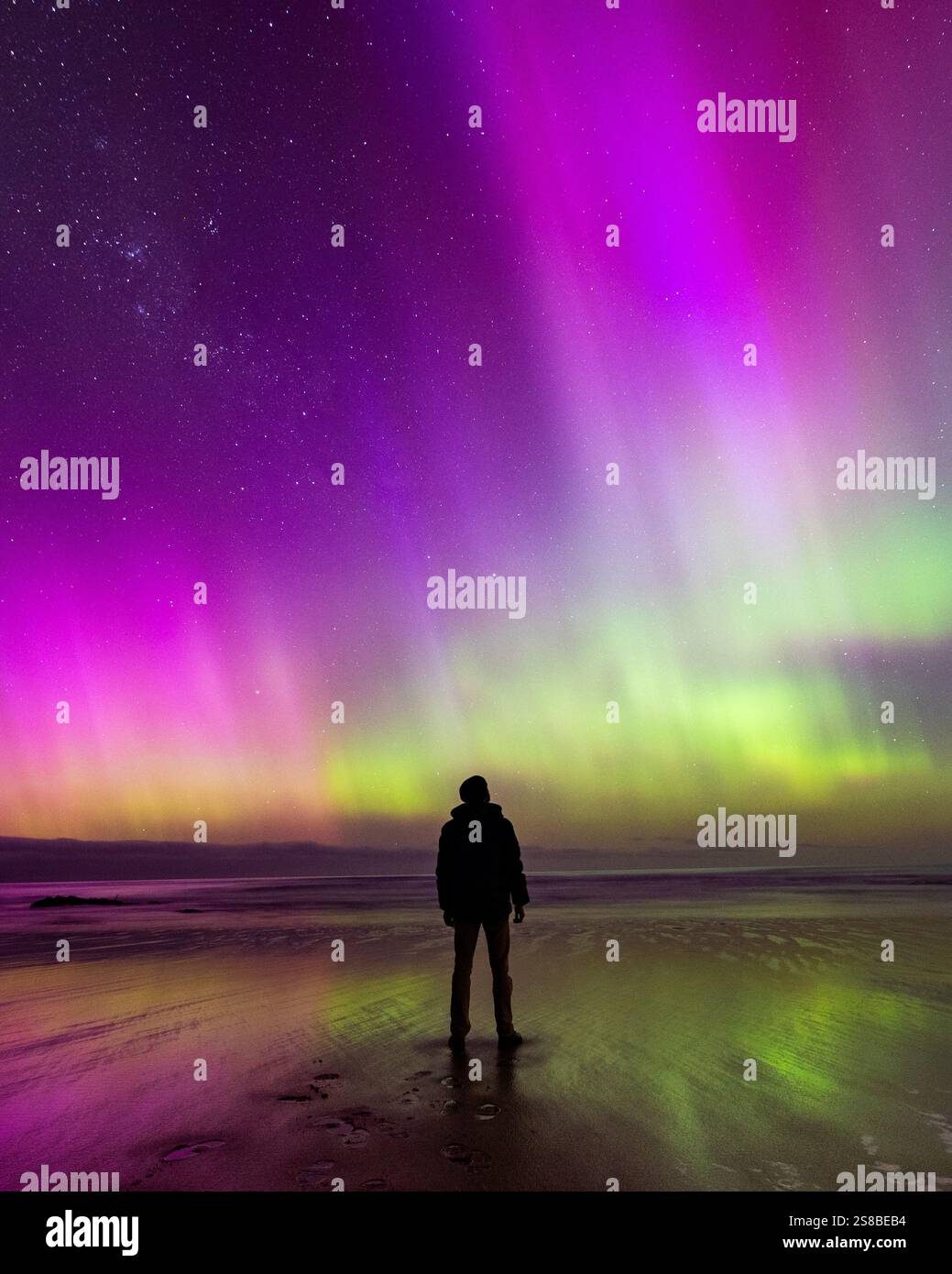 La splendida aurora australe (aurora australis) mette in mostra Dunedin, regione di Otago, nuova Zelanda. Foto Stock