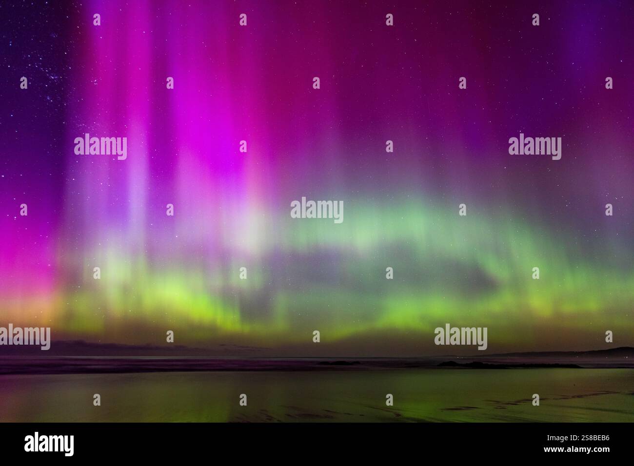 La splendida aurora australe (aurora australis) mette in mostra Dunedin, regione di Otago, nuova Zelanda. Foto Stock