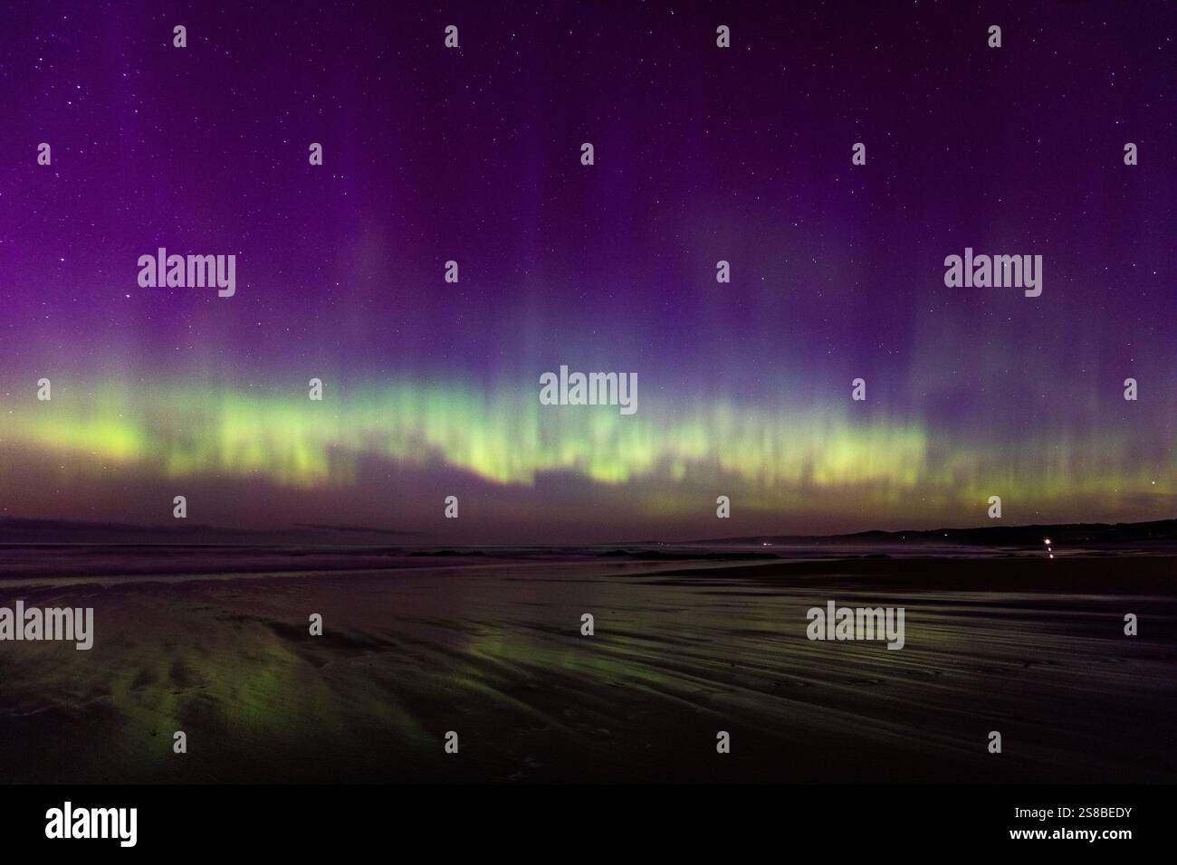 La splendida aurora australe (aurora australis) mette in mostra Dunedin, regione di Otago, nuova Zelanda. Foto Stock
