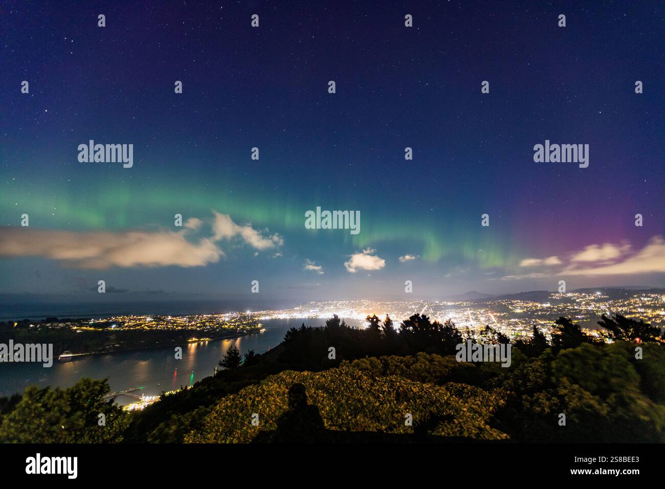 La splendida aurora australe (aurora australis) mette in mostra Dunedin, regione di Otago, nuova Zelanda. Foto Stock