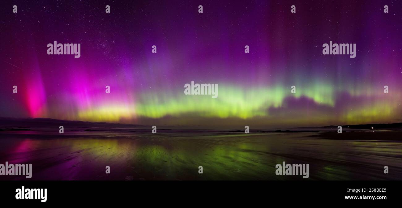 La splendida aurora australe (aurora australis) mette in mostra Dunedin, regione di Otago, nuova Zelanda. Foto Stock