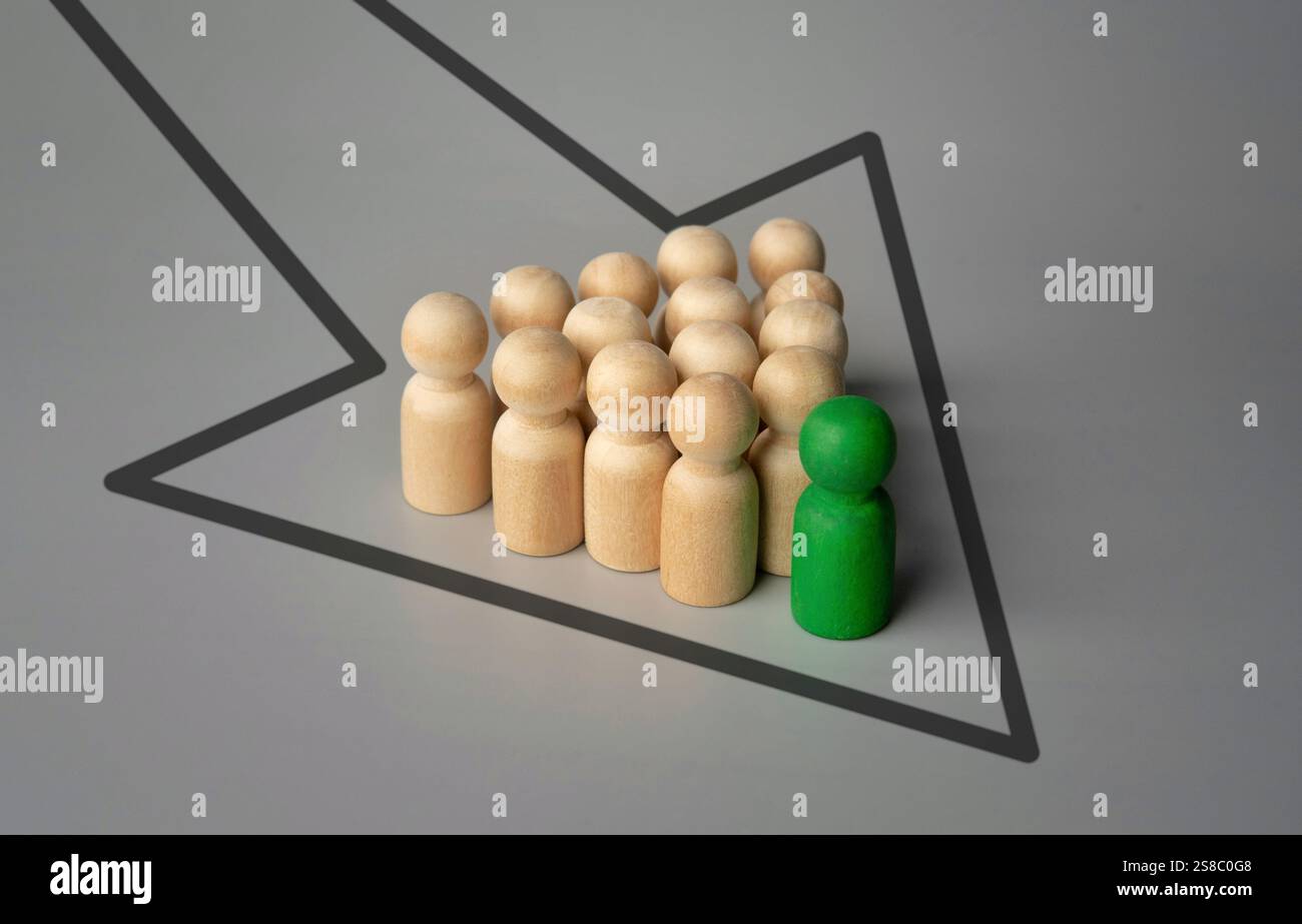 Le bambole di legno seguono una linea di associazione che si muove in una sola direzione di freccia. Leader, segui, guida, influenza, concetto di autorità. Foto Stock