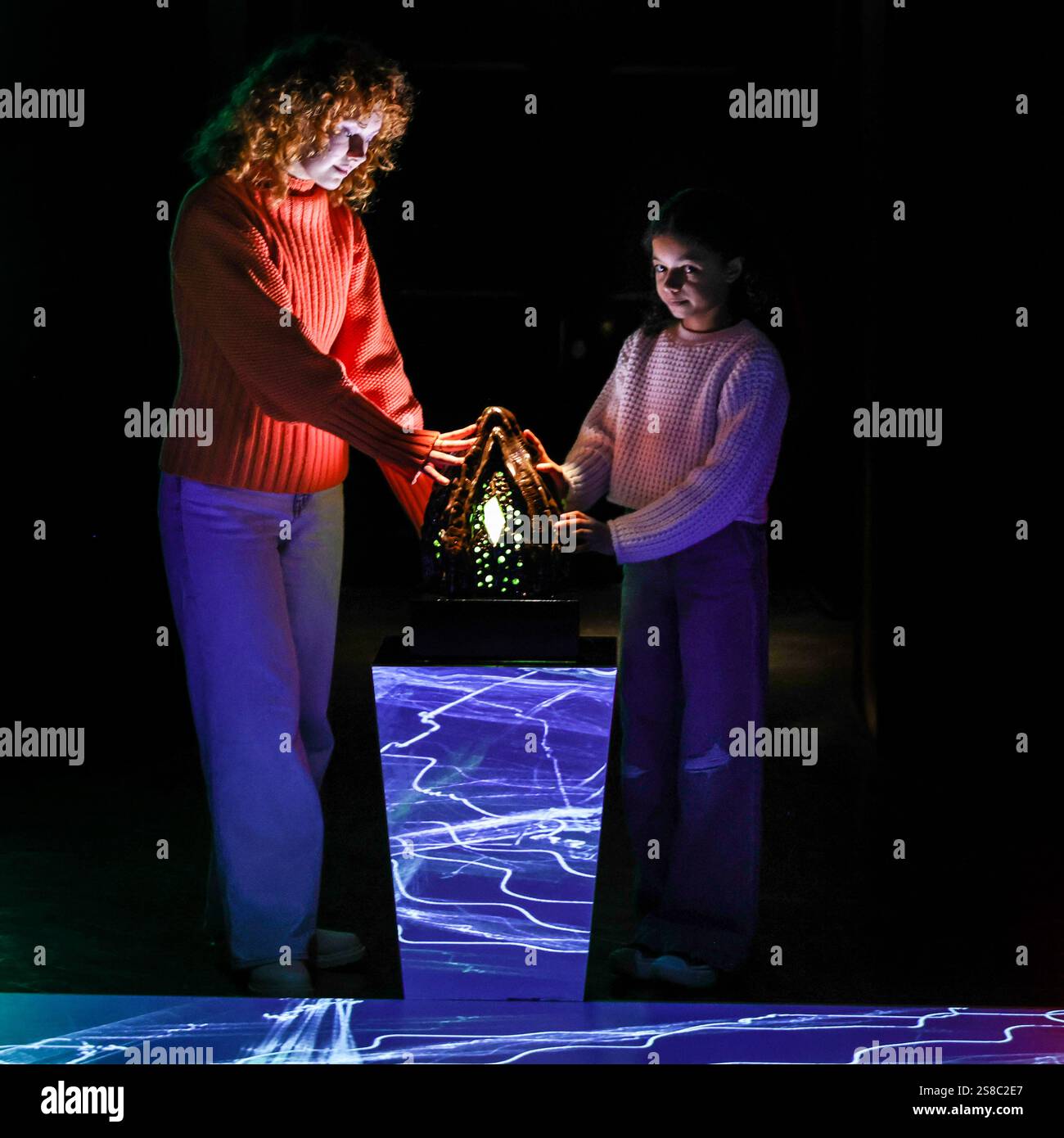 Londra, Regno Unito. 21 gennaio 2025. EMBARGO fino alle 09:00 del mercoledì 22 gennaio. Tayah Callender, 11 anni, insieme a un membro del personale. I semi di ceramica sono programmati per cambiare colore al tatto, contribuendo a ripristinare l'equilibrio biochimico rotto. I semi fanno parte di "AS Above, so Below" di Semantica (Jemma Foster e Camilla French) con Juan Cortes. Somerset House presenta SOIL: The World at Our Feet, una mostra storica che svela la meraviglia del suolo, il suo legame indissolubile con tutta la vita e il ruolo vitale che svolge nel futuro del nostro pianeta. Con oltre 50 opere in a Different Credit: Imageplotter/Alamy Live News Foto Stock