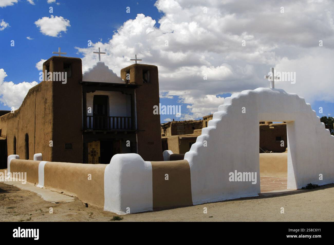 San Geronimo de Taos, Taos Pueblo, New Mexico, Stati Uniti. Chiesa di San Geronimo (Chiesa di San Girolamo). Sito patrimonio dell'umanità dell'UNESCO. Foto Stock