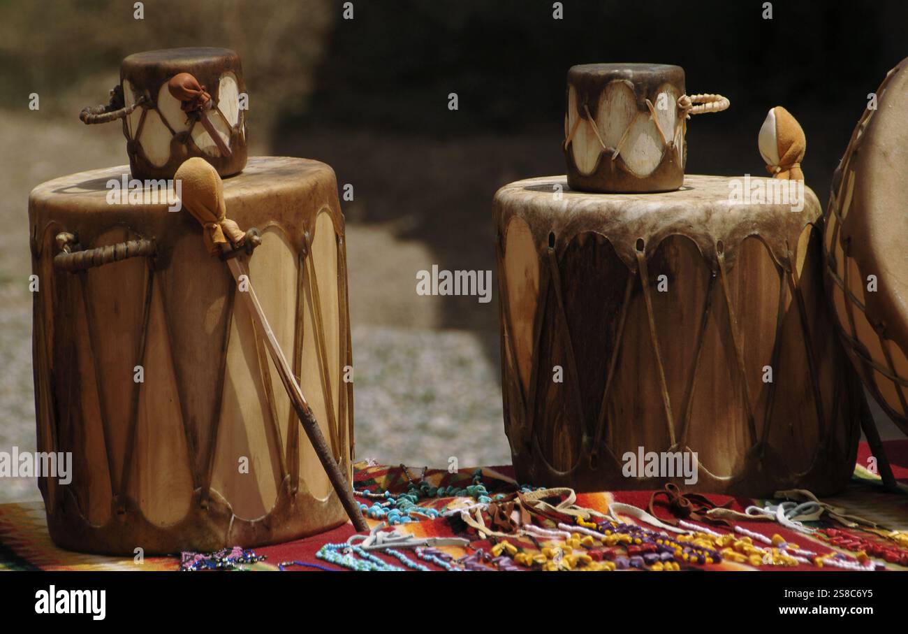 San Geronimo de Taos, Taos Pueblo, New Mexico, Stati Uniti. Bancarelle che vendono strumenti musicali e artigianato tipico della comunità. Sito patrimonio dell'umanità dell'UNESCO. Foto Stock