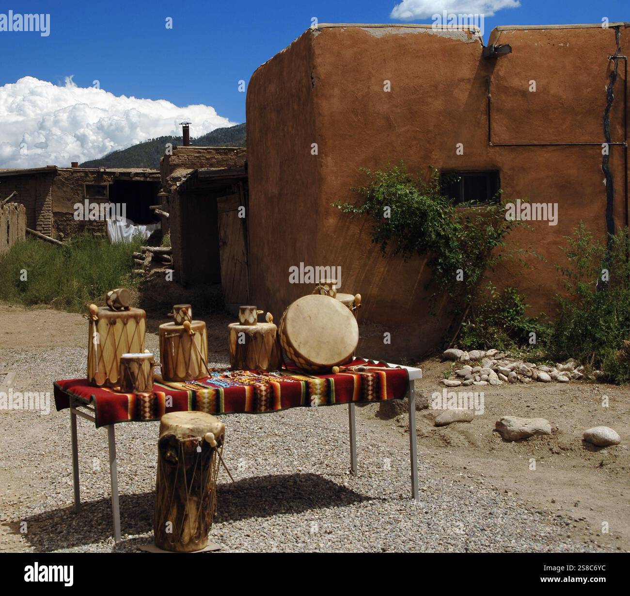 San Geronimo de Taos, Taos Pueblo, New Mexico, Stati Uniti. Bancarelle che vendono strumenti musicali e artigianato tipico della comunità. Sito patrimonio dell'umanità dell'UNESCO. Foto Stock