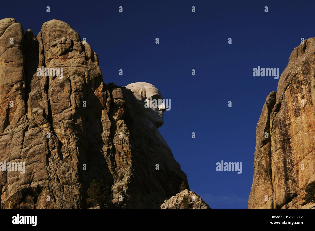 Mount Rushmore National Memorial. Sculture colossali progettate dallo scultore Gutzon Borglum (1867-1941). Furono scolpiti tra il 1927 e il 1941 nella parete di granito del Monte Rushmore nelle Black Hills. Scultura raffigurante George Washington (1732-1799), primo presidente degli Stati Uniti. Keystone, South Dakota, Stati Uniti. Foto Stock