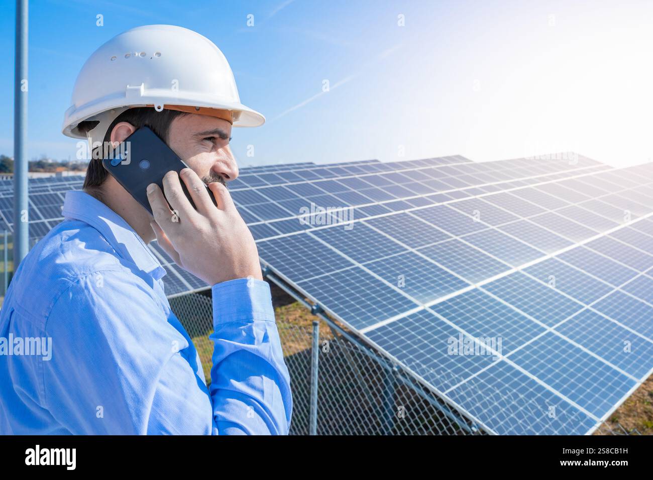 Un ingegnere sta eseguendo un'analisi approfondita dei processi di installazione dei pannelli solari Foto Stock