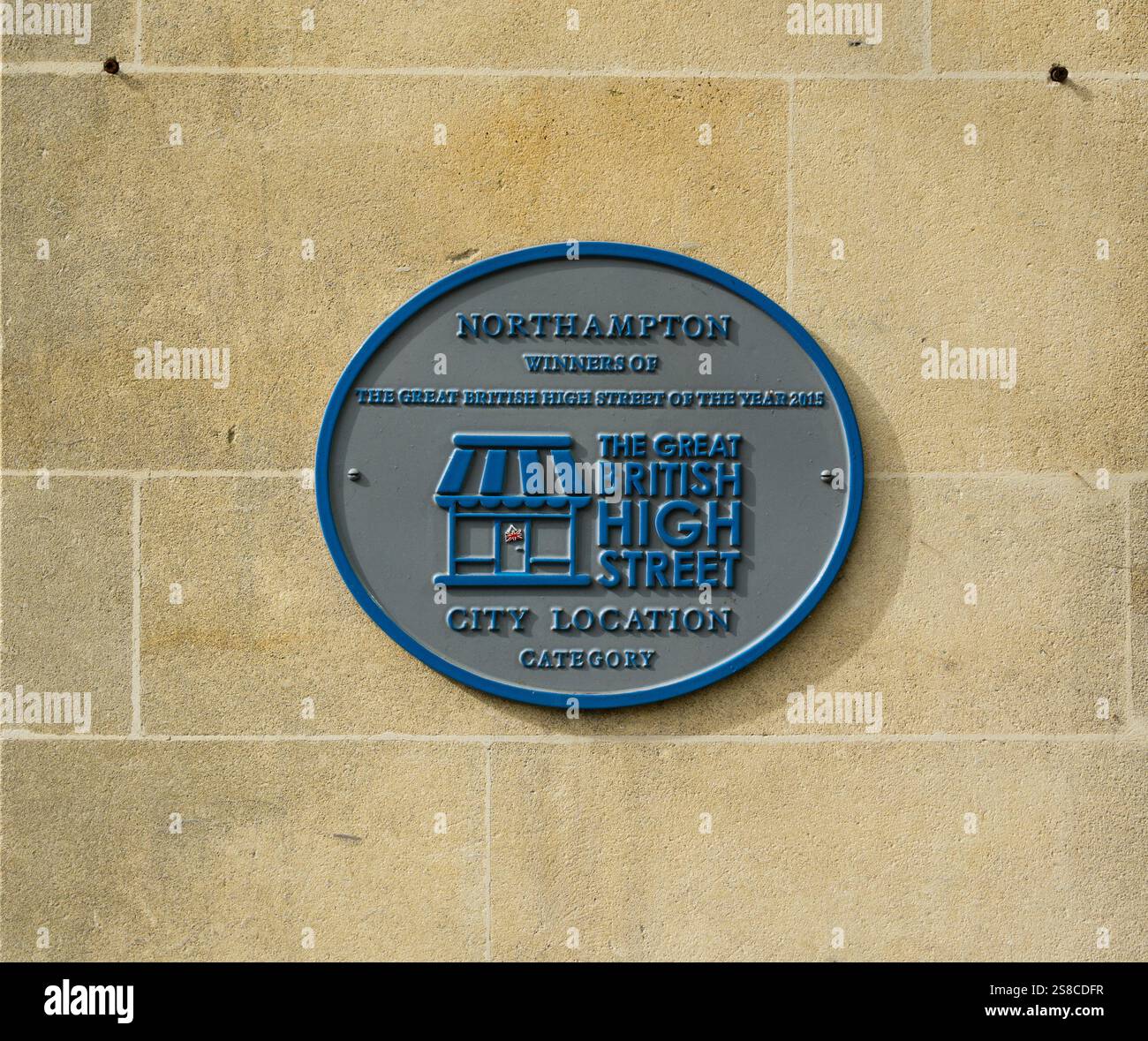 Placca metallica ovale per celebrare la vittoria del Great British High Street Award 2015 a Northampton, posizionata sulla Guildhall, Northampton, Regno Unito Foto Stock