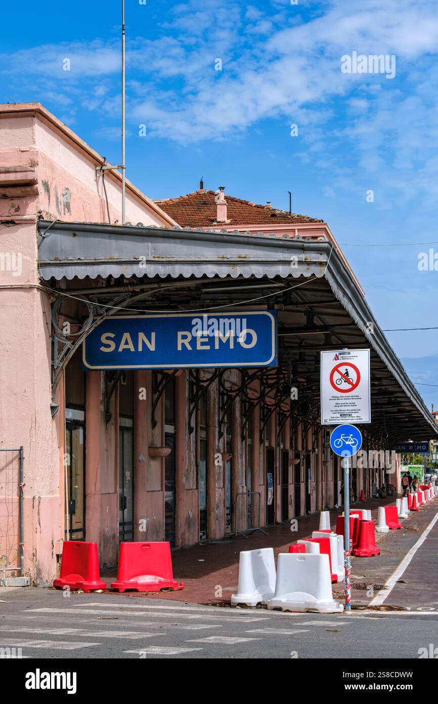 Historisches Bahnhofsgebäude von 1872, Alter Bahnhof Sanremo, Provinz Imperia, Ligurien, Italien. Foto Stock