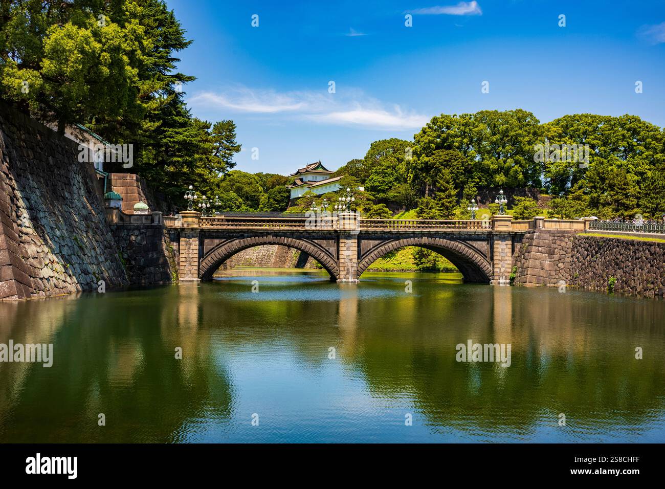 Tokyo, Giappone - 15 giugno 2024: Il Palazzo Imperiale, il Nijubashi che sono due ponti che formano un ingresso al parco interno del palazzo e Kokyo Gaien Foto Stock