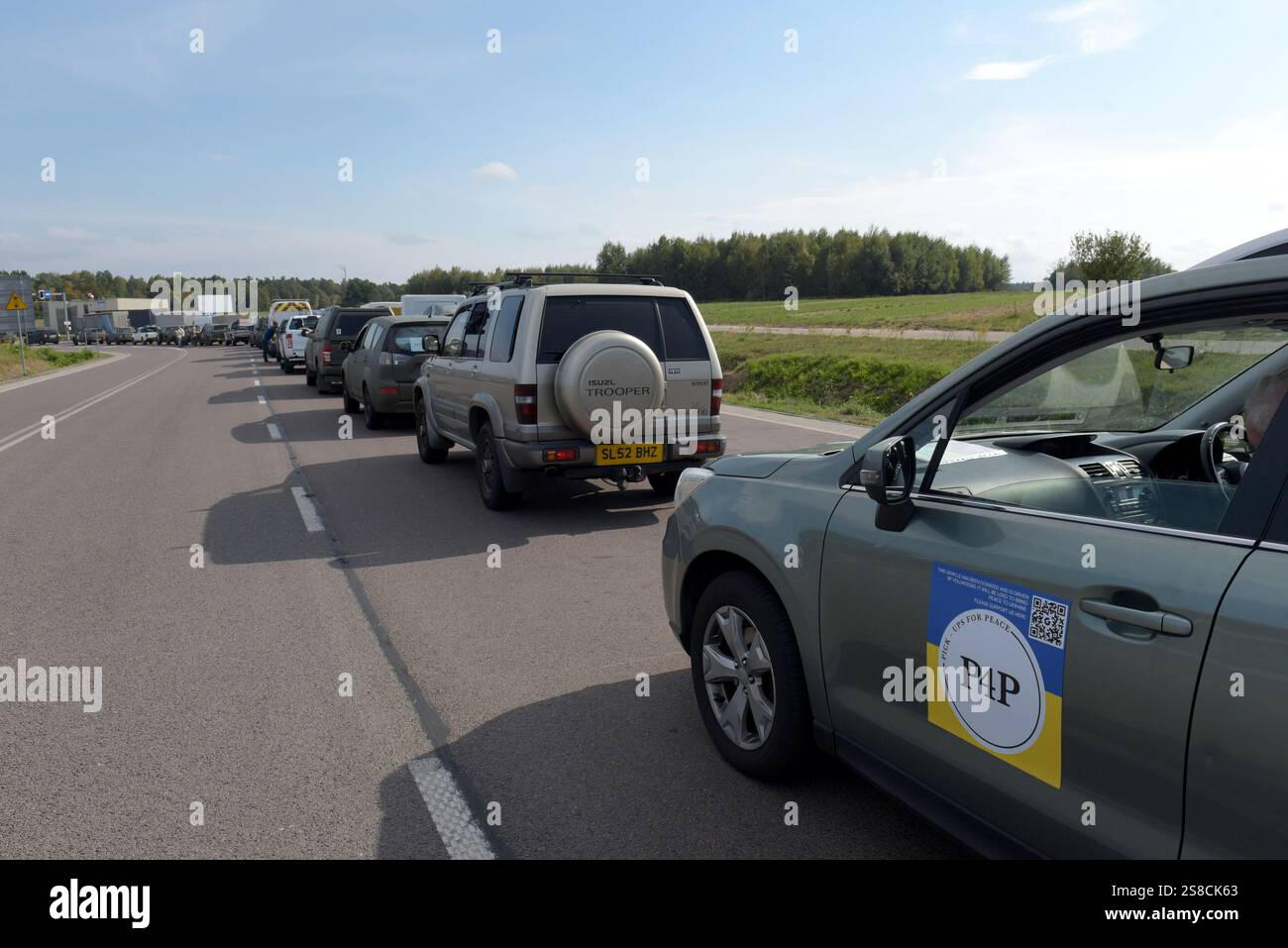 Coda di veicoli 4x4 al confine tra Polonia e Ucraina in attesa di entrare in Ucraina con un convoglio di aiuti con i prelievi per beneficenza Pace, settembre 2024 Foto Stock