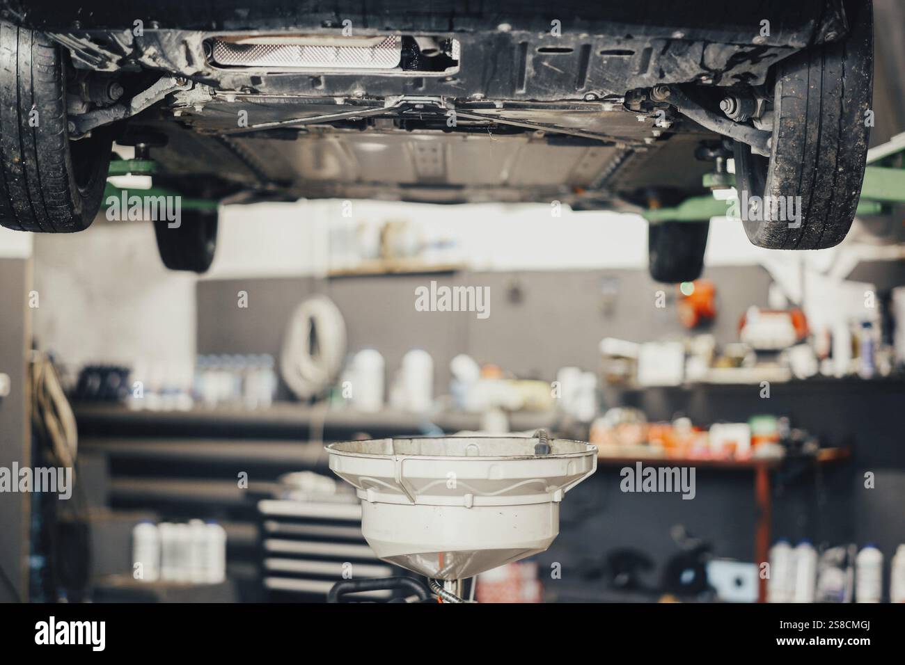 Riparazione di auto in un servizio auto Foto Stock