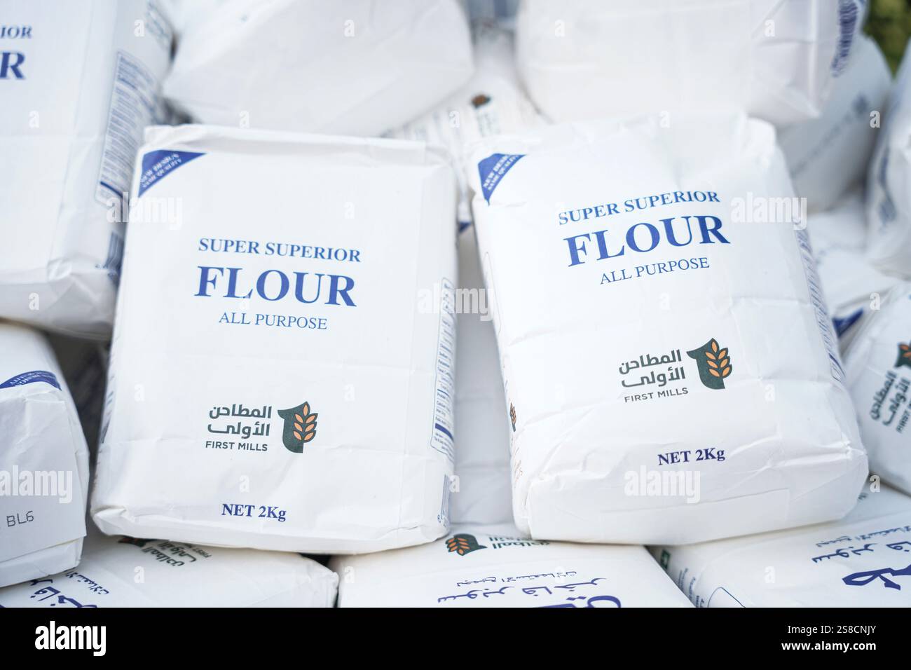 Un primo piano dettagliato di sacchetti da 2 kg di farina multiuso "Super Superior", che evidenziano il marchio chiaro e il design della confezione. Perfetto per l'industria alimentare, groce Foto Stock