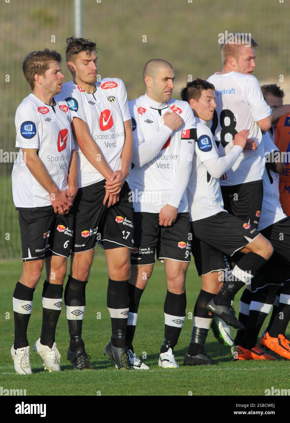 20 febbraio 2014. La Manga Cup 2014. Aalesund contro Sogndal, la Manga, Spagna. Un muro difensivo di Sogndal grimaca come calcio di punizione viene preso da Aalesund. Foto Stock