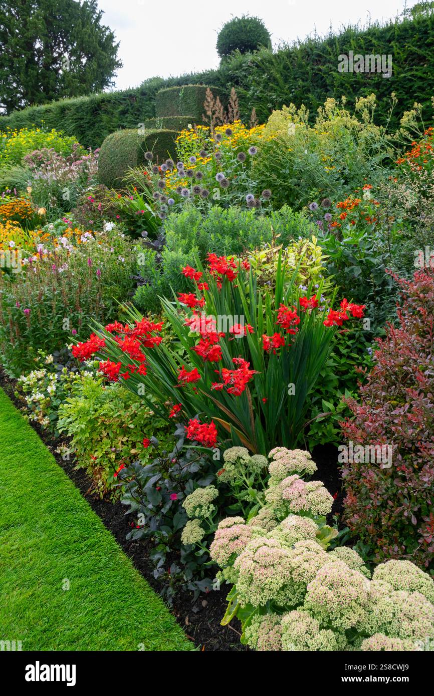 I confini erbacei si trovano ad Arley Hall nel Cheshire, Inghilterra. Fine estate e le piante sono in piena crescita. Foto Stock