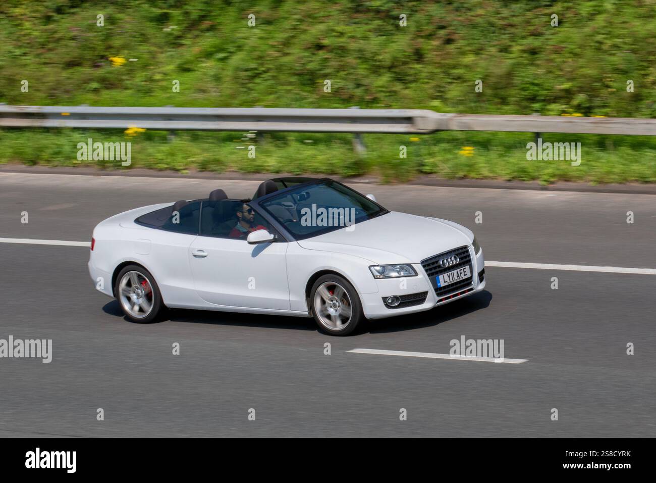 2011 bianco Audi A5 TFSI CVT, 1,8 TFSI Black Edition Multitronic trazione anteriore cabriolet automatico; viaggiare sull'autostrada M6, Regno Unito Foto Stock