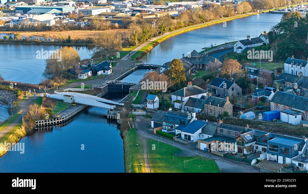 Clachnaharry Inverness Scotland Caledonian Canal il ponte sospeso della ferrovia bianca la chiusa e il porto turistico di Muirtown Basin Foto Stock