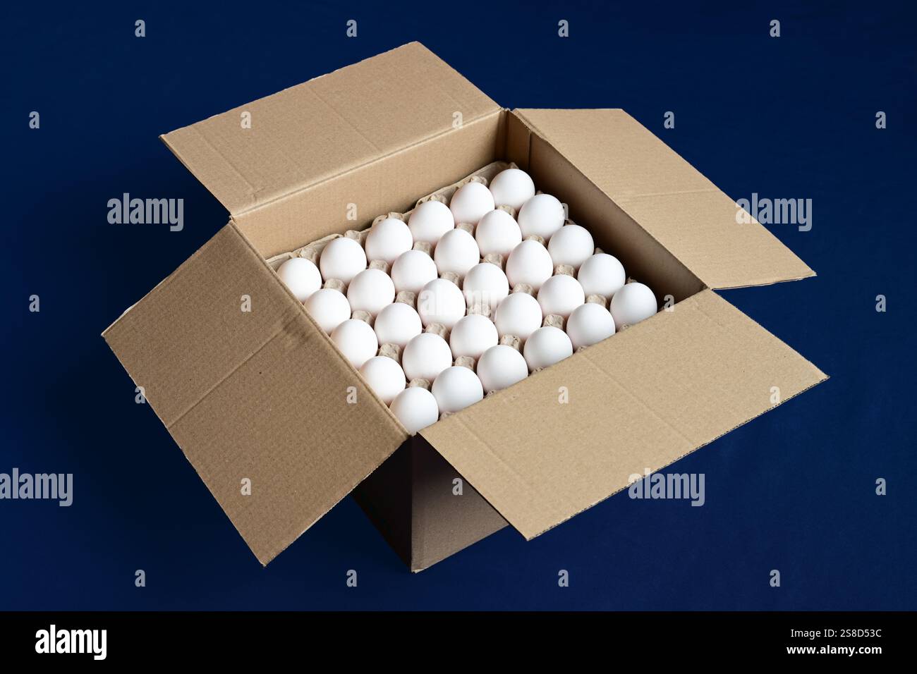 La scatola di cartone non piegata contiene vassoi di uova da fienile Foto Stock