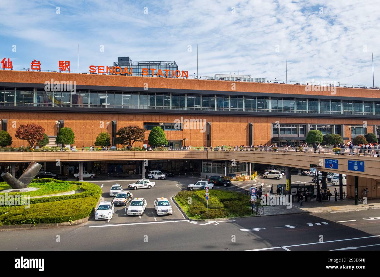L'uscita ovest dalla stazione di Sendai, i passaggi pedonali e il quartiere dei taxi sottostante Foto Stock