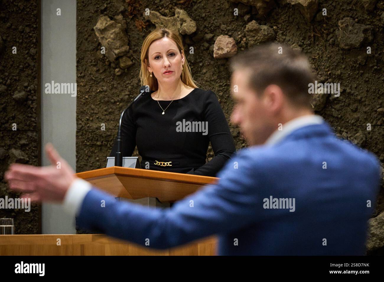 L'AIA - Marieke Wijen-Nass (BBB) in discussione con Michiel van Nispen (SP) nel corso di una discussione sul diritto di manifestare nei Paesi Bassi nella sala plenaria della camera bassa. Il VVD vuole regole più severe contro le manifestazioni che turbano l'ordine pubblico. ANP PHIL NIJHUIS netherlands Out - belgio Out Foto Stock