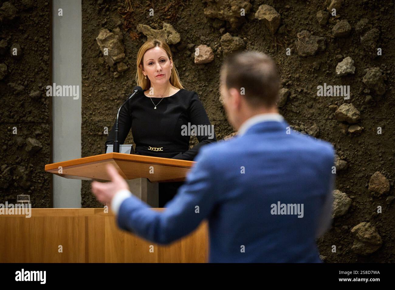 L'AIA - Marieke Wijen-Nass (BBB) in discussione con Michiel van Nispen (SP) nel corso di una discussione sul diritto di manifestare nei Paesi Bassi nella sala plenaria della camera bassa. Il VVD vuole regole più severe contro le manifestazioni che turbano l'ordine pubblico. ANP PHIL NIJHUIS netherlands Out - belgio Out Foto Stock