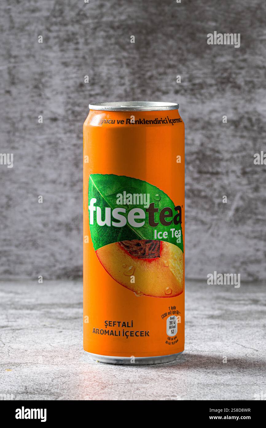Antalya, Turchia - 7 novembre 2023: Bevanda aromatizzata alla pesca al tè di ghiaccio FuseTea su un tavolo di pietra Foto Stock