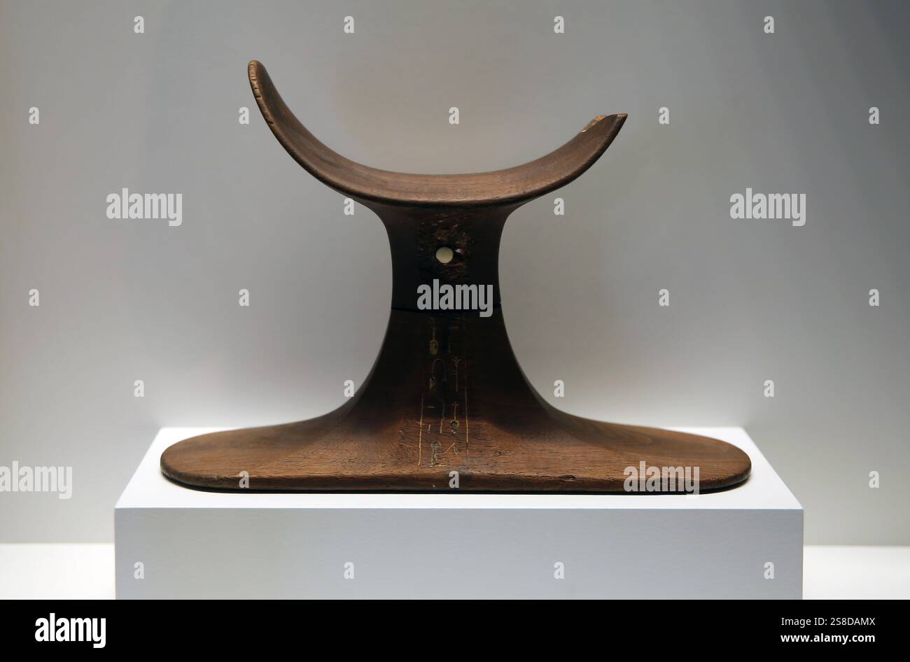 Poggiatesta realizzato con due elementi a incastro con iscrizione geroglifica. Legno duro. Nuovo Regno (1539-1077 a.C.). Provenienza sconosciuta. Museo Egizio Foto Stock