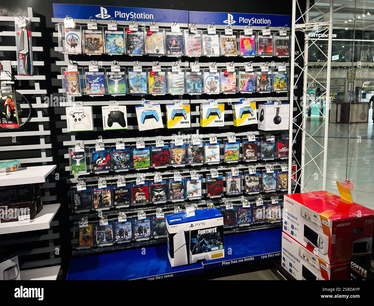Kiev, Ucraina - 21 gennaio 2025: Giochi, controller e accessori PlayStation esposti sugli scaffali di un negozio. Vari titoli e prodotti Foto Stock