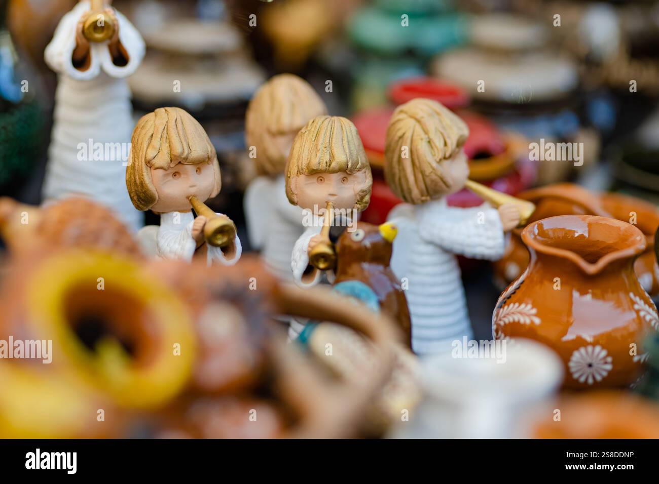 Angeli di ceramica colorati e altre decorazioni vendute al mercato di Pasqua a Vilnius. La fiera annuale dell'artigianato tradizionale della capitale lituana si tiene ogni Marc Foto Stock