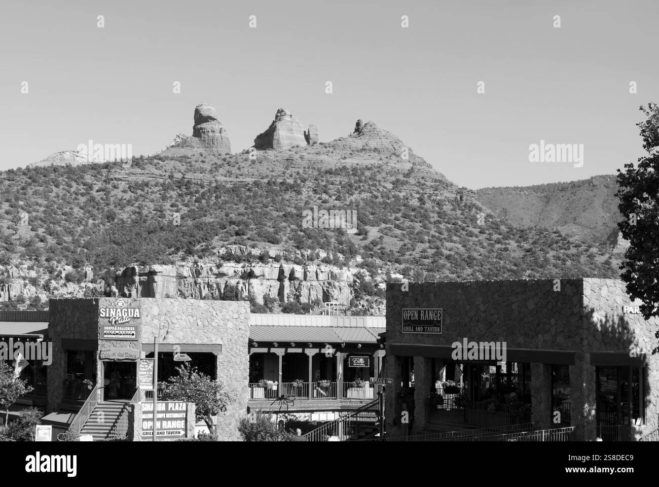 Vista panoramica degli edifici di Sedona, Arizona, con uno splendido sfondo di montagna, che mostra le iconiche formazioni di roccia rossa della regione. Foto Stock