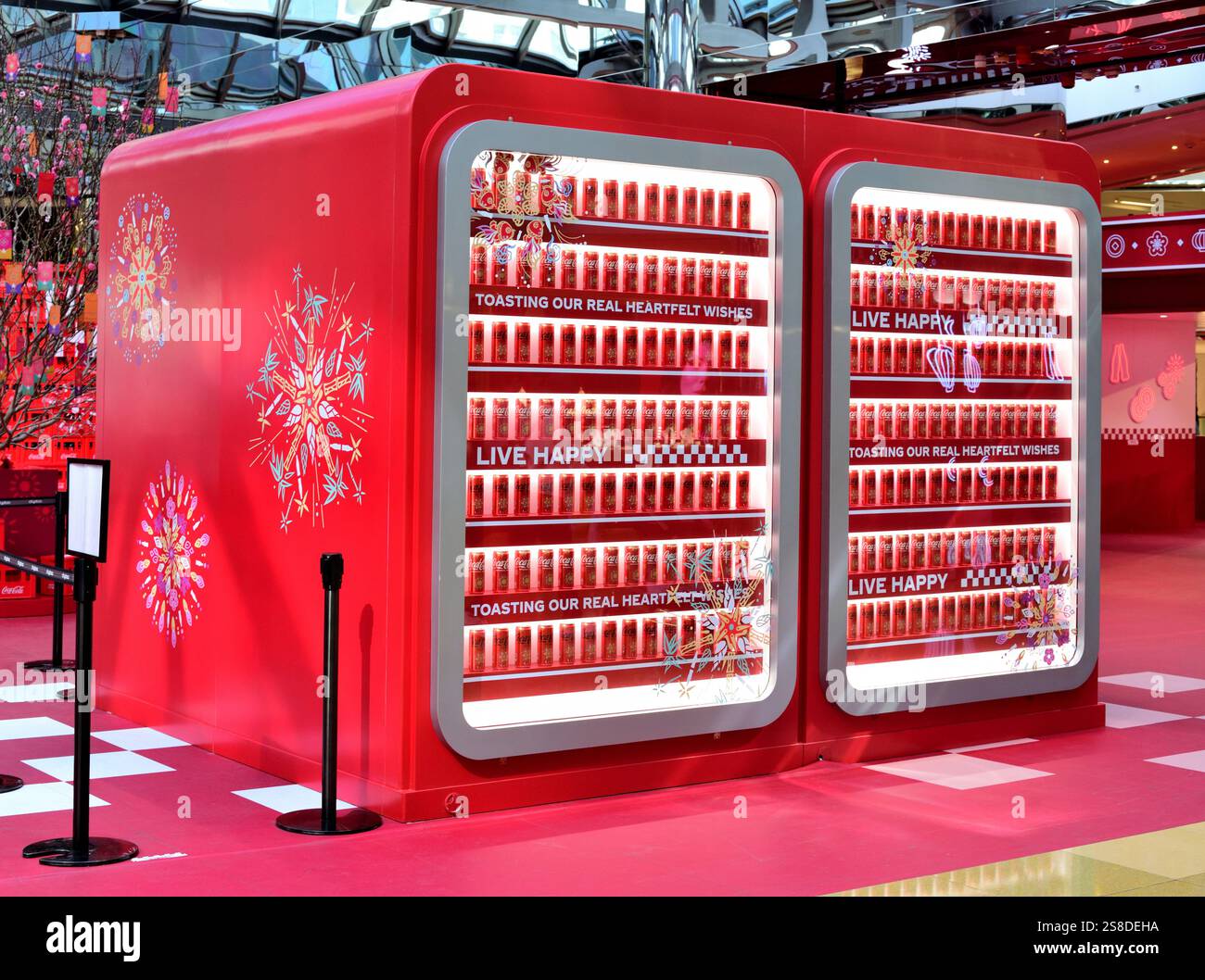 Lattine di Coca Cola in un grande espositore per festeggiare il Capodanno cinese Foto Stock