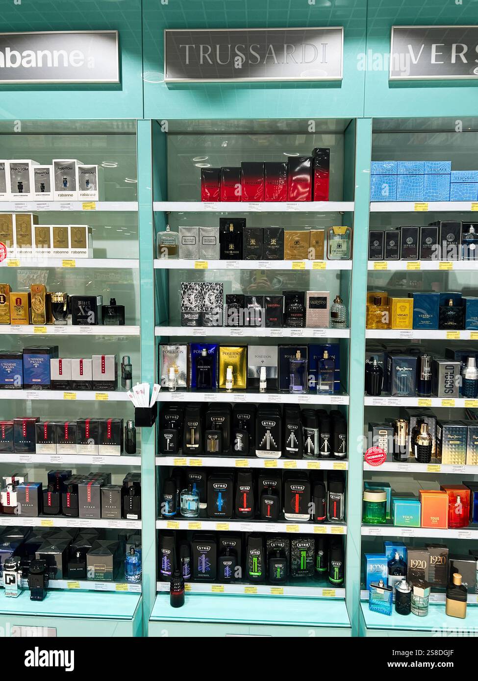 Kiev, Ucraina - 21 gennaio 2025: Uno scaffale ben organizzato che espone i profumi Trussardi e i prodotti fragranti di varie marche, allestito in un ambiente luminoso Foto Stock