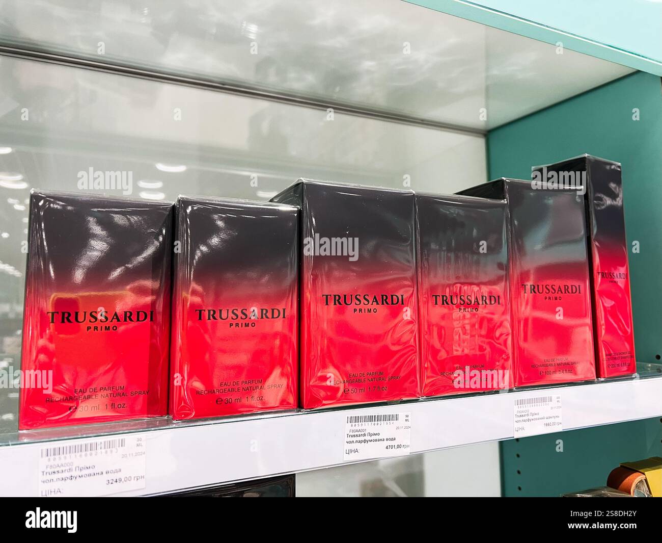 Kiev, Ucraina - 21 gennaio 2025: Collezione di scatole per profumi Trussardi primo allineate perfettamente su uno scaffale. La confezione è caratterizzata da un rosso e un bagliore Foto Stock
