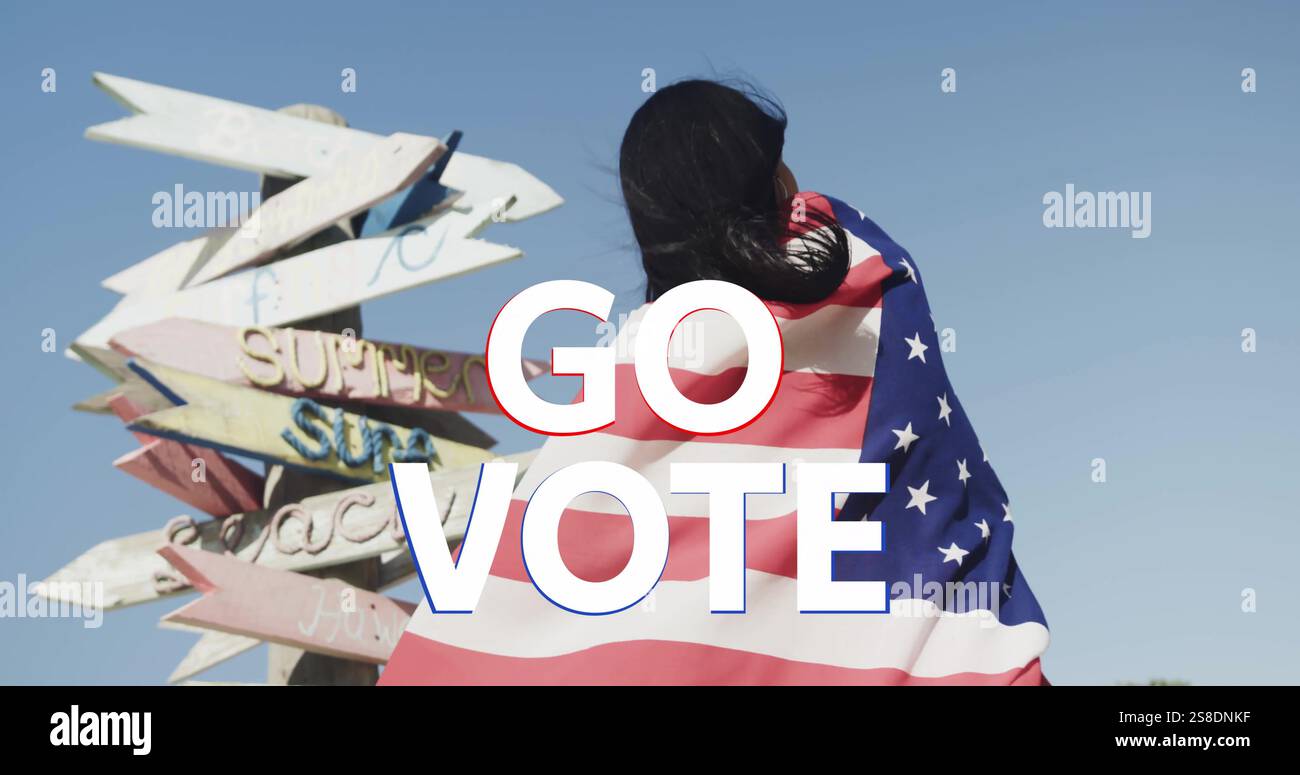 Immagine del testo Go Vote sulla donna birazziale che detiene la bandiera degli stati uniti Foto Stock