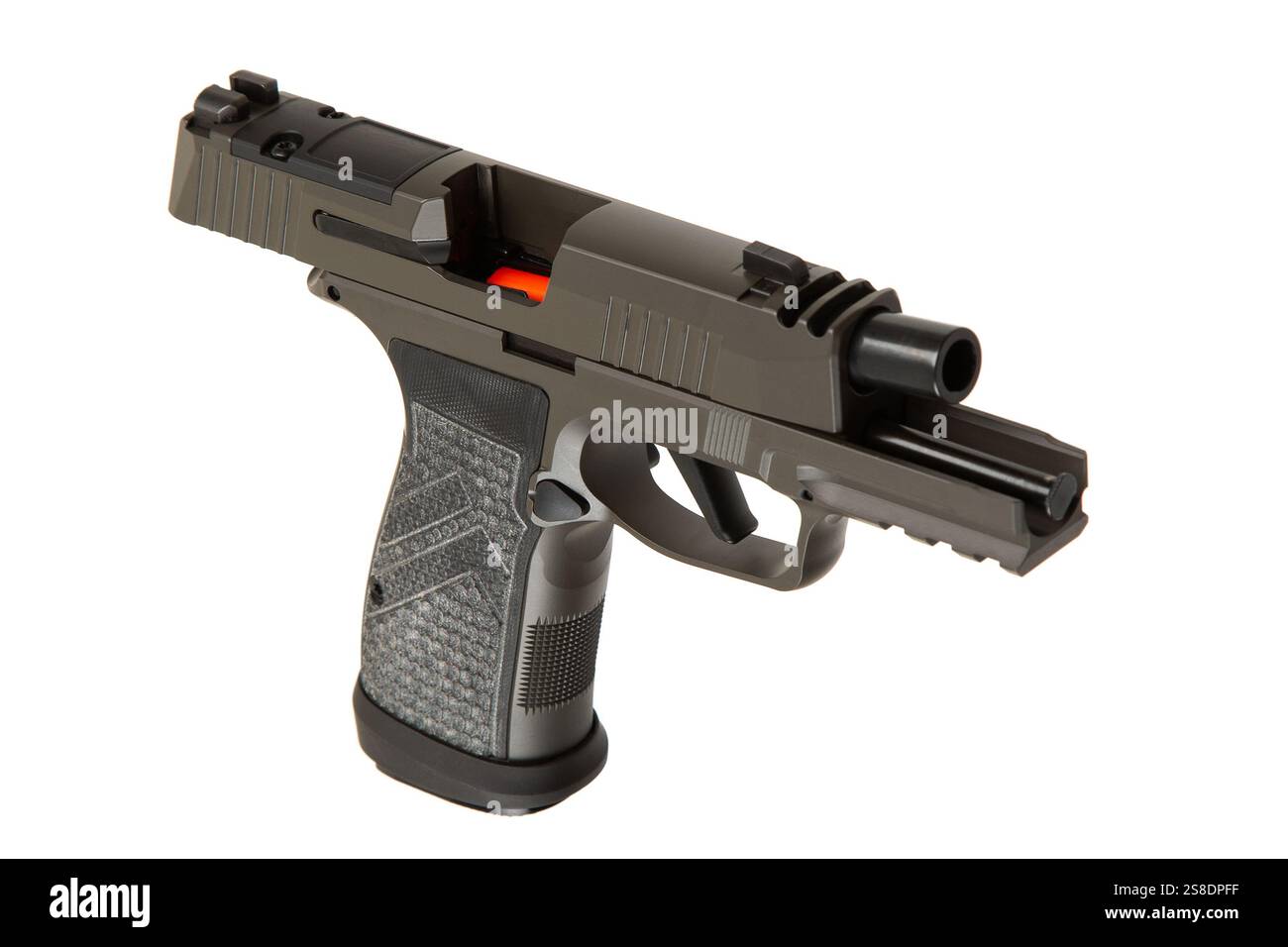 Una pistola semi-automatica color cachi con impugnatura testurizzata, cilindro visibile e scorrimento parzialmente aperto, che mostra un componente interno arancione brillante, i Foto Stock