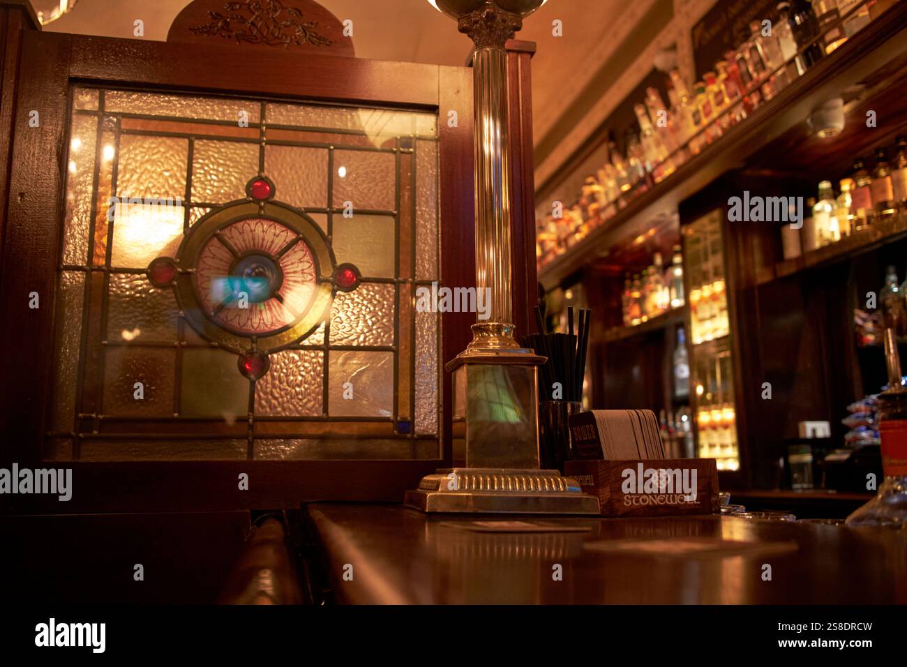 separatore di vetri per bar e pannelli al bowes pub di dublino, repubblica d'irlanda Foto Stock