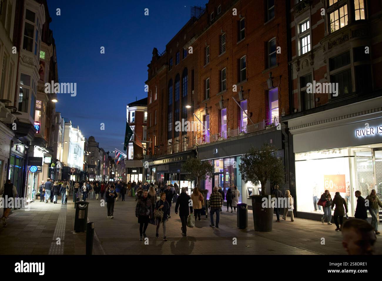 grafton street, inizio gennaio sera al tramonto, dublino, repubblica d'irlanda Foto Stock