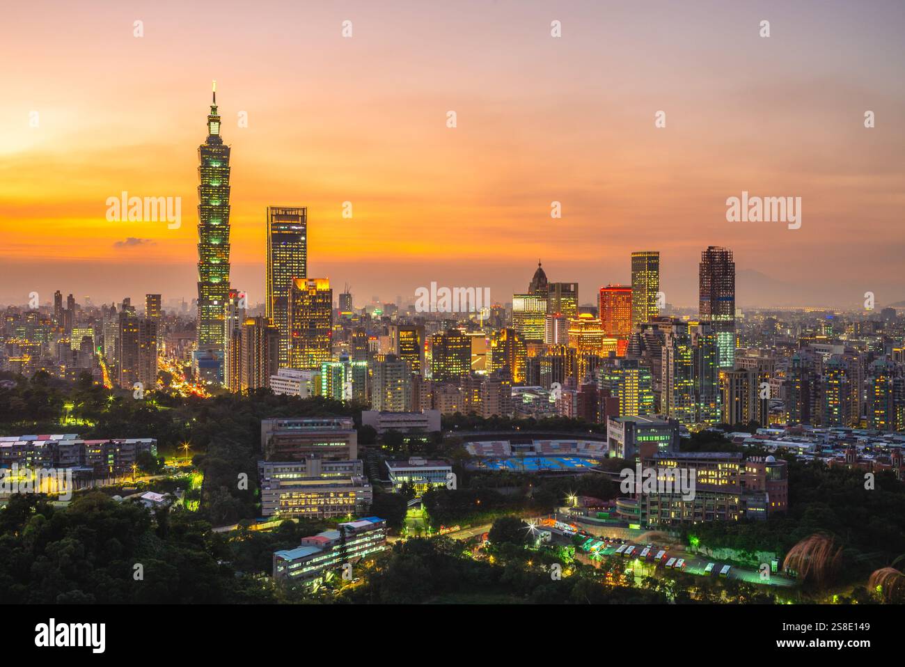 Vista notturna della città di Taipei, la capitale di taiwan, di notte Foto Stock