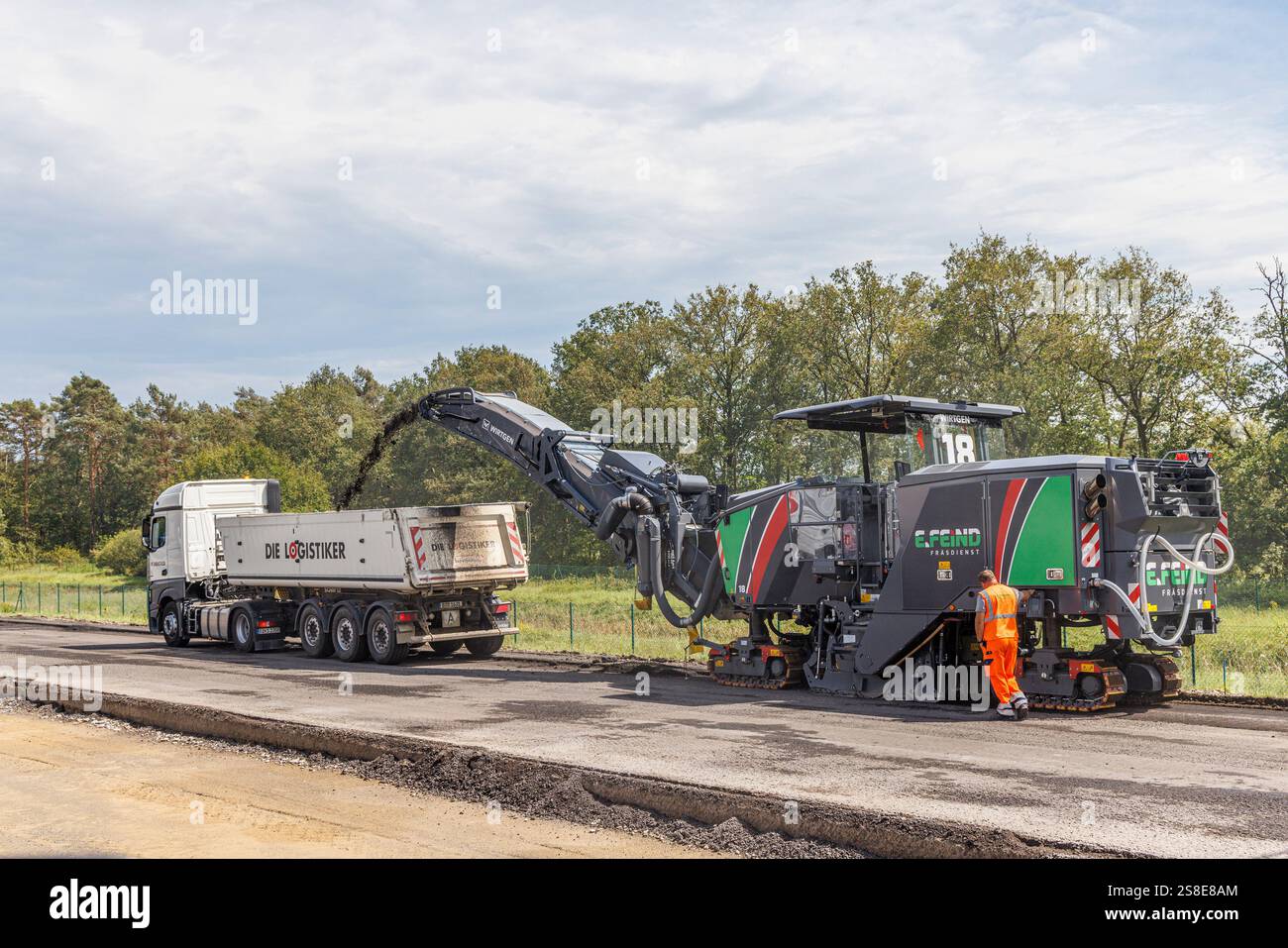 Rimozione dell'asfalto dalla superficie stradale preparazione per la ripavimentazione, Cottbus, Germania Foto Stock