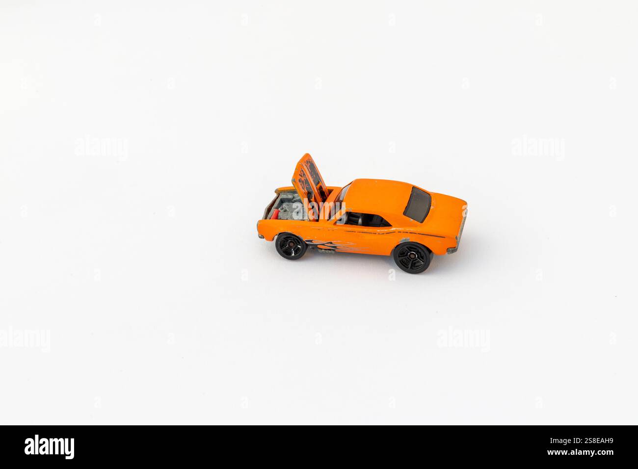 Toy Car d'epoca arancione con cappuccio aperto su sfondo bianco Foto Stock