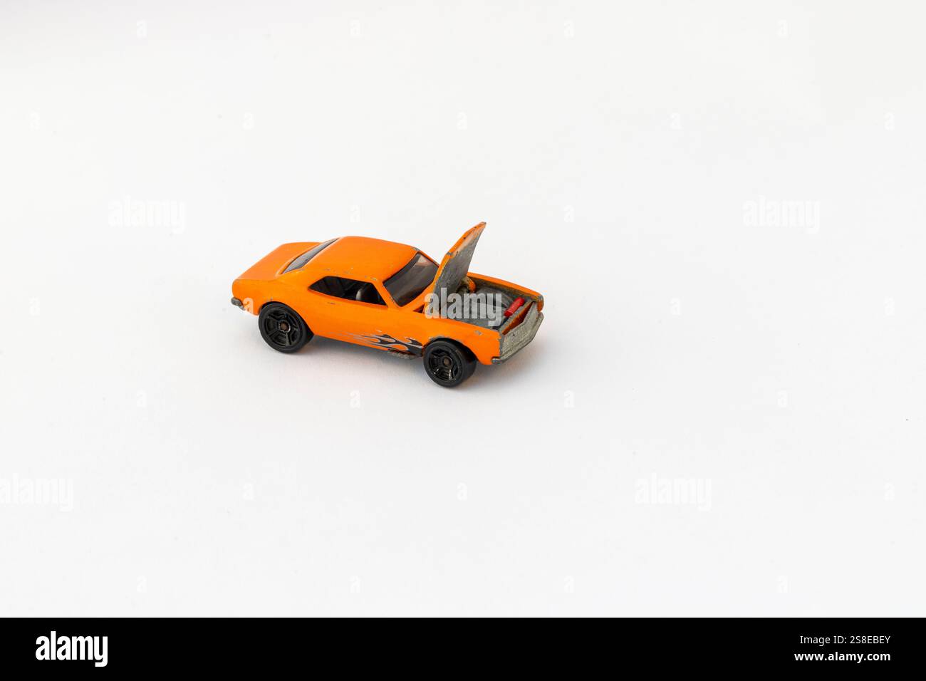 Auto sportiva in metallo pressofuso arancione con cofano motore aperto su sfondo bianco Foto Stock