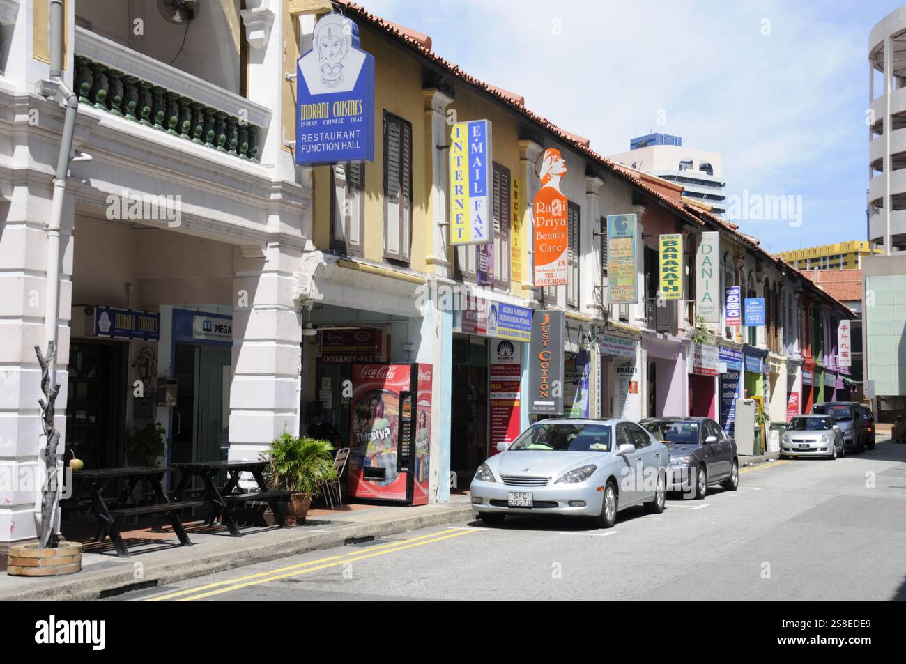 Una fila di piccole imprese indiane in Clive Street, nel quartiere di Little India di Singapore Foto Stock