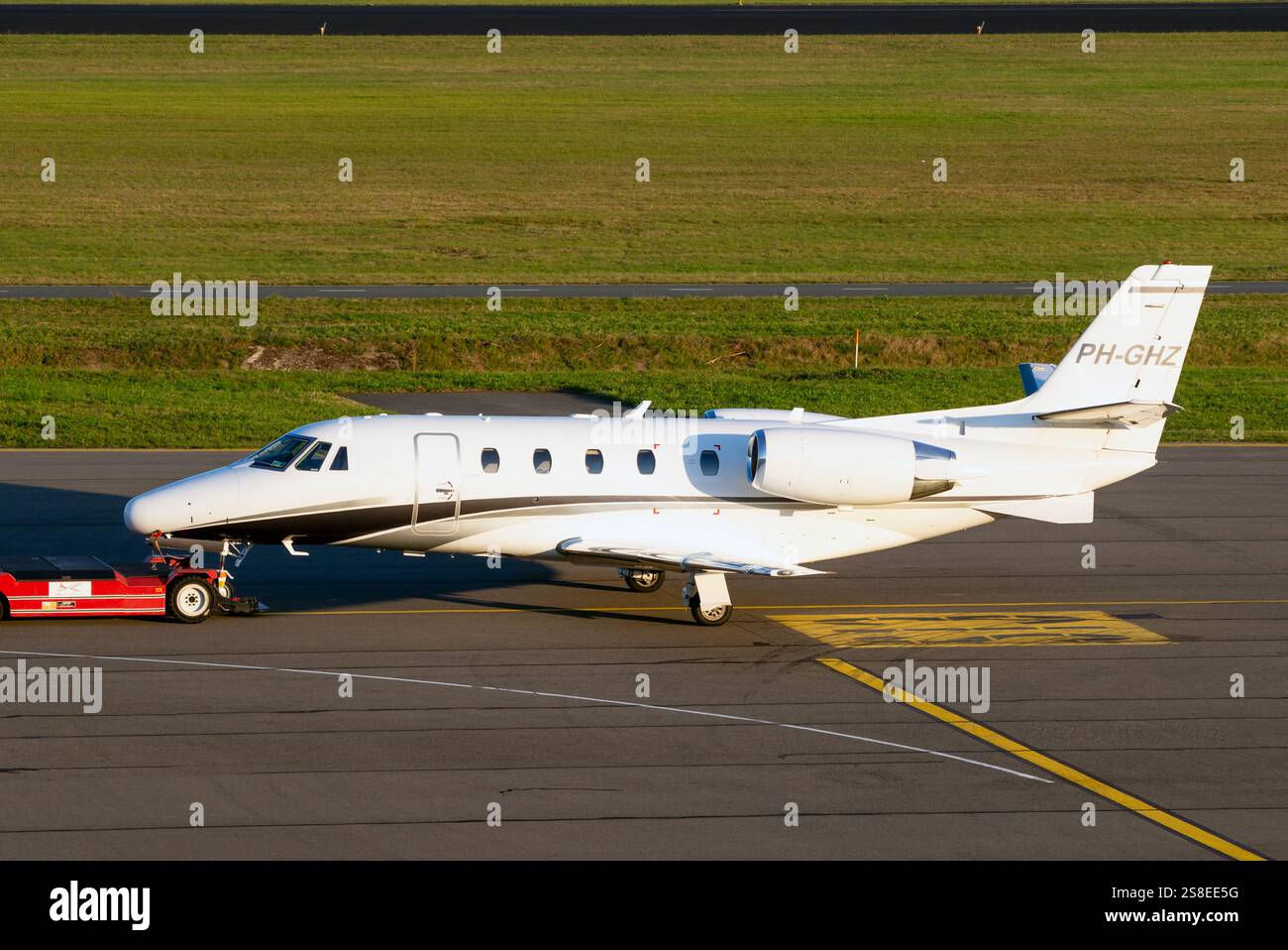 Cessna 560XL Citation XLS jet privato sull'asfalto dell'aeroporto di Eindhoven. Eindhoven, Paesi Bassi - 8 settembre 2023 Foto Stock