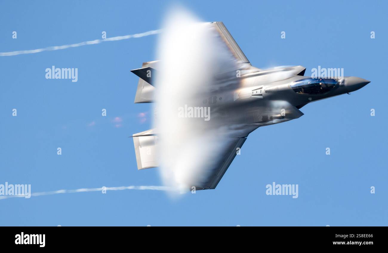 US Air Force 495th Fighter Squadron Lockheed Martin F-35 Lightning II da combattimento dalla base aerea di Lakenheath in volo sopra la base aerea di Kleine Brogel. PE Foto Stock