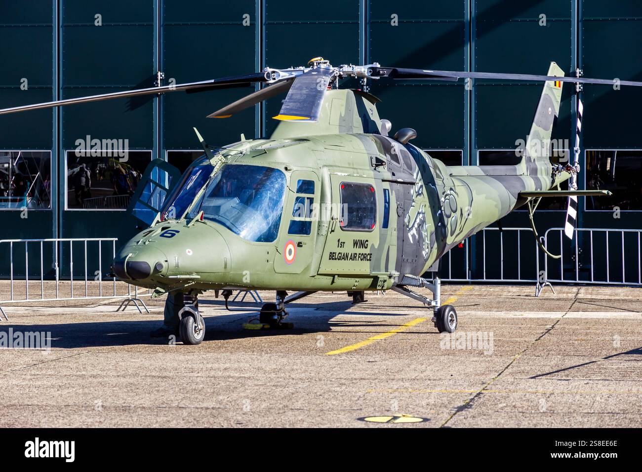 Elicottero Agusta A109 dell'Aeronautica militare belga sull'asfalto di Kleine Brogel. Base Peer, Belgio - 8 settembre 2023 Foto Stock