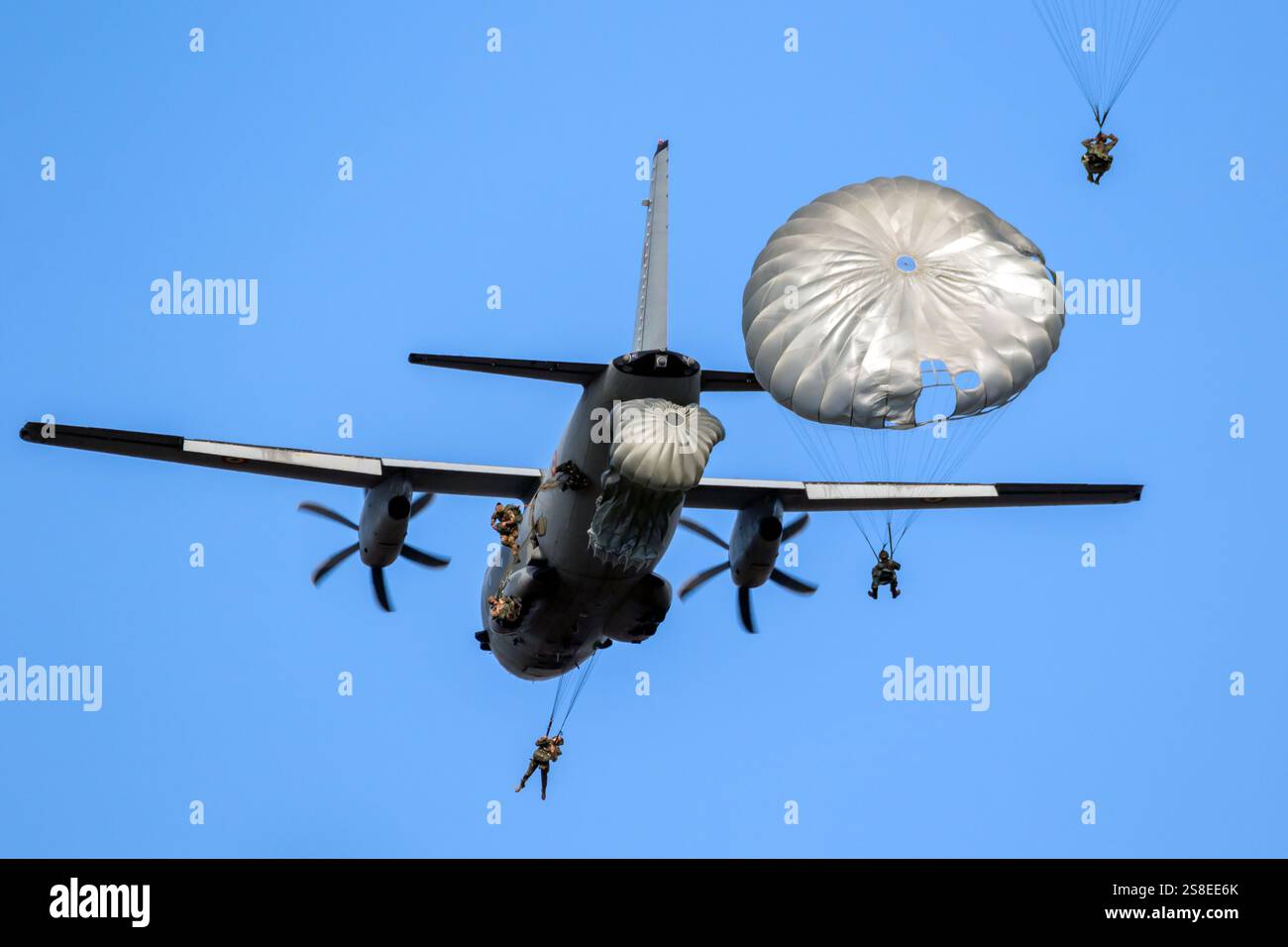 Paracadutisti militari NATO paracadutisti paracadutisti che saltano da un aereo da trasporto Alenia C-27J Spartan dell'aeronautica militare rumena durante l'esercitazione Falco Foto Stock